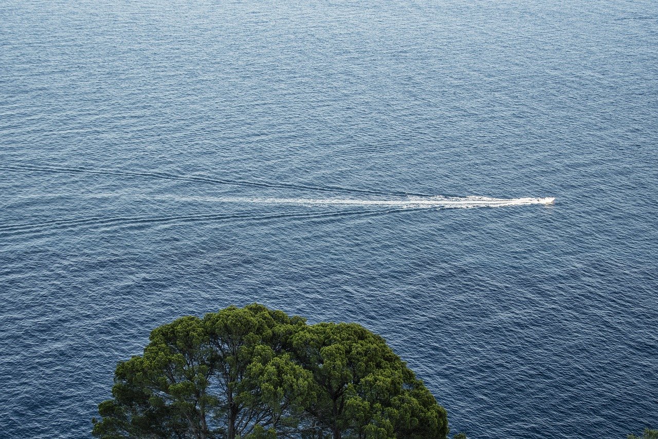 sea, boat, waves-7327090.jpg